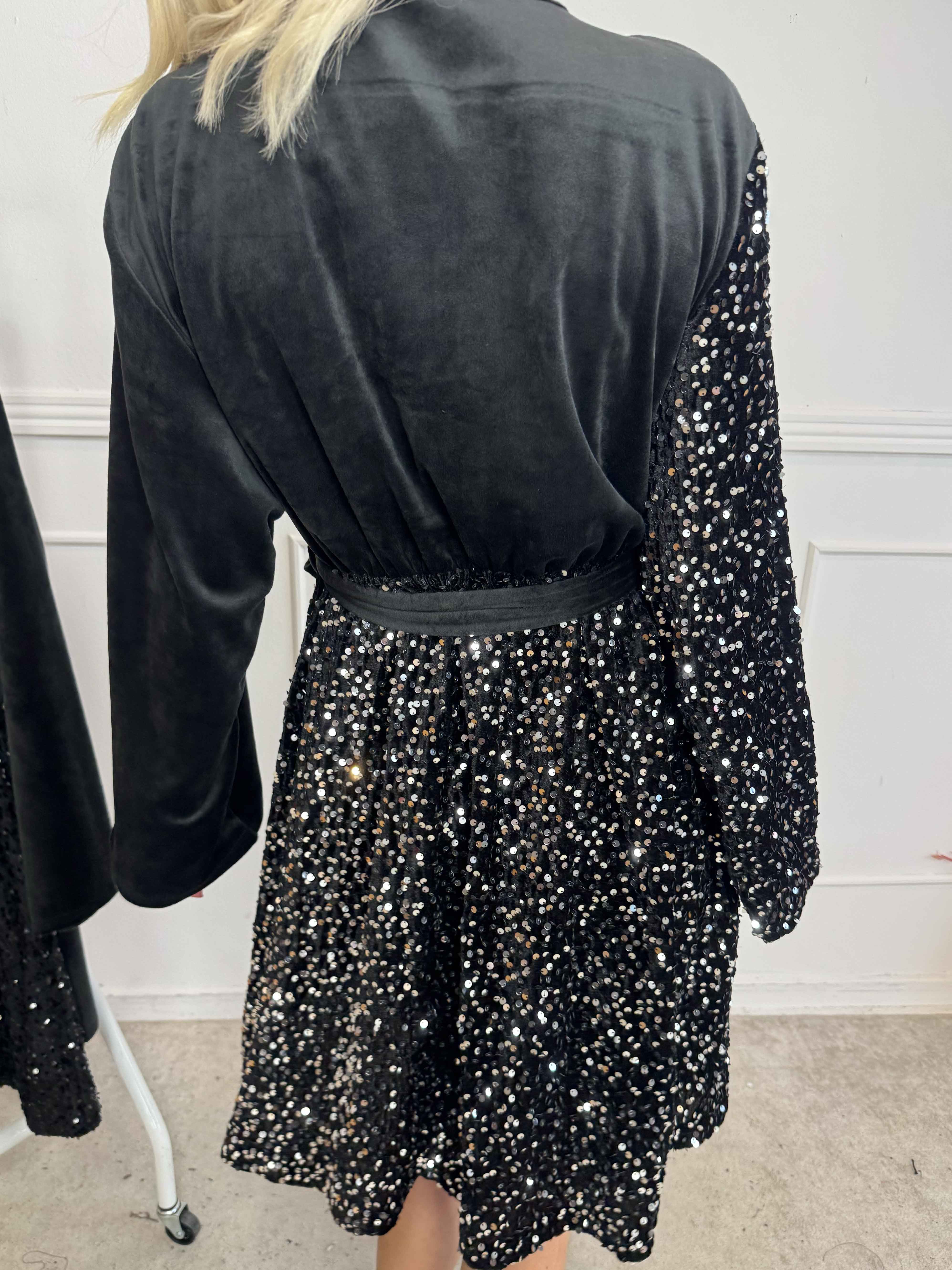 Bling - Sød plus size velour kjole i slå-om look med pailletter